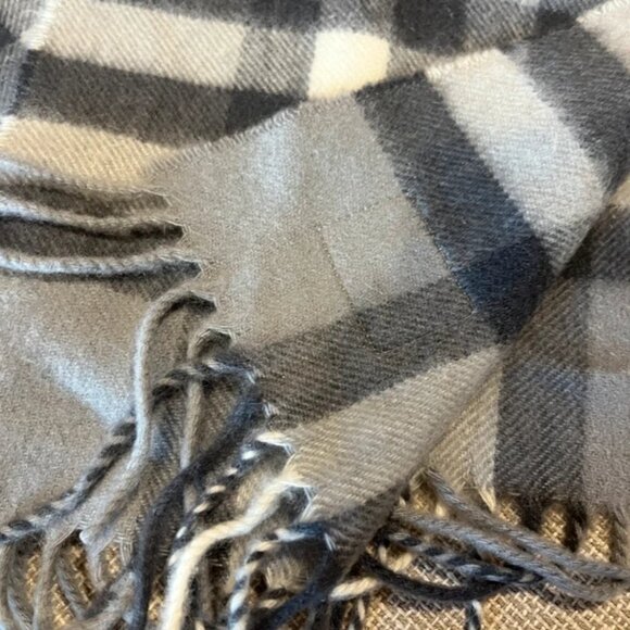 Burberry cashmere scarf - Picture 3 of 7